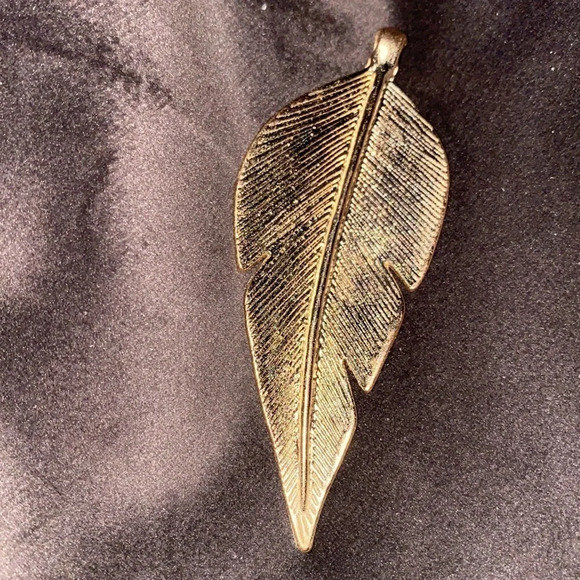 18k brushed gold tone plated leaf pendant - Picture 3 of 9